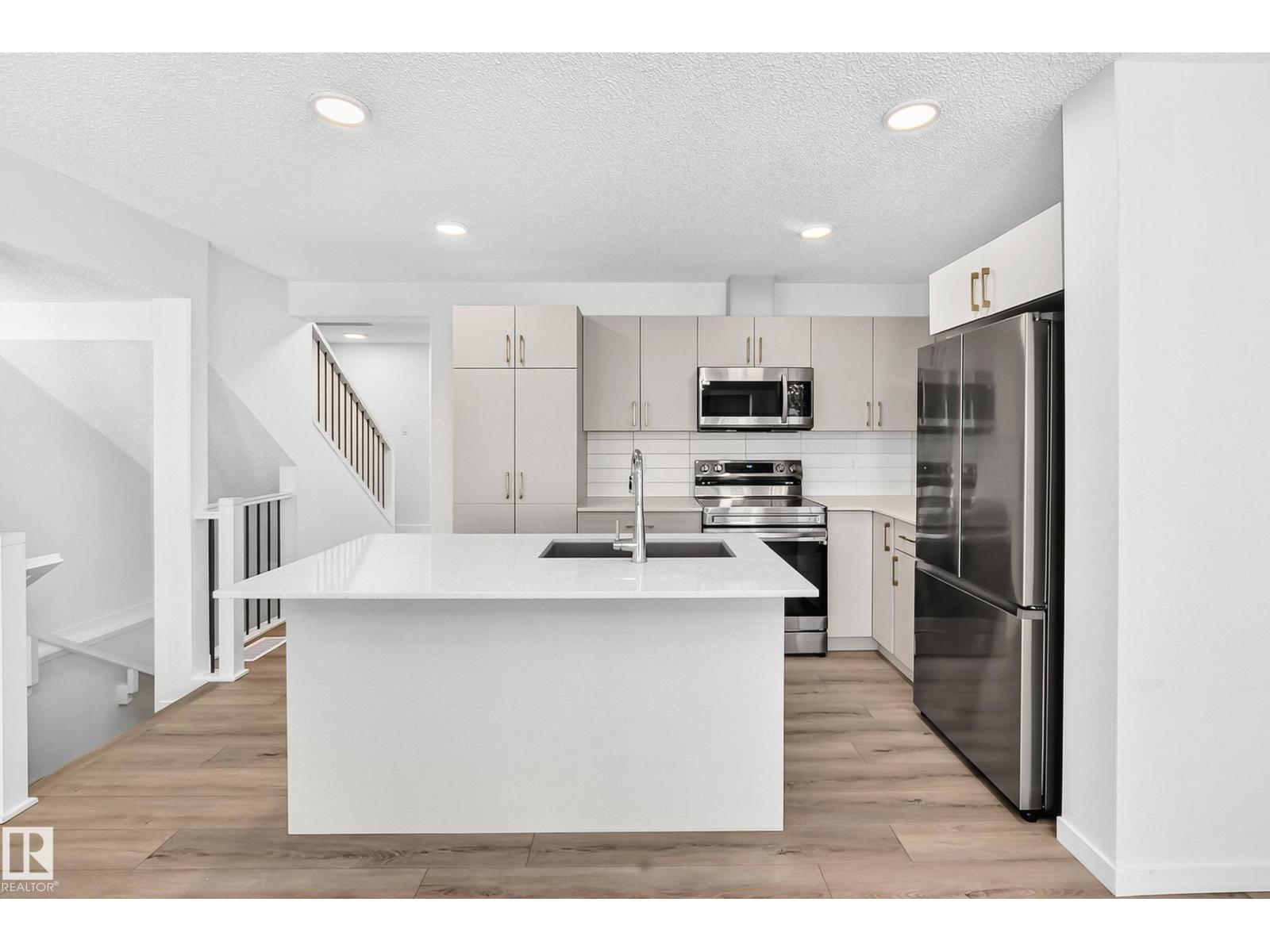 #4 905 172 ST SW - 4