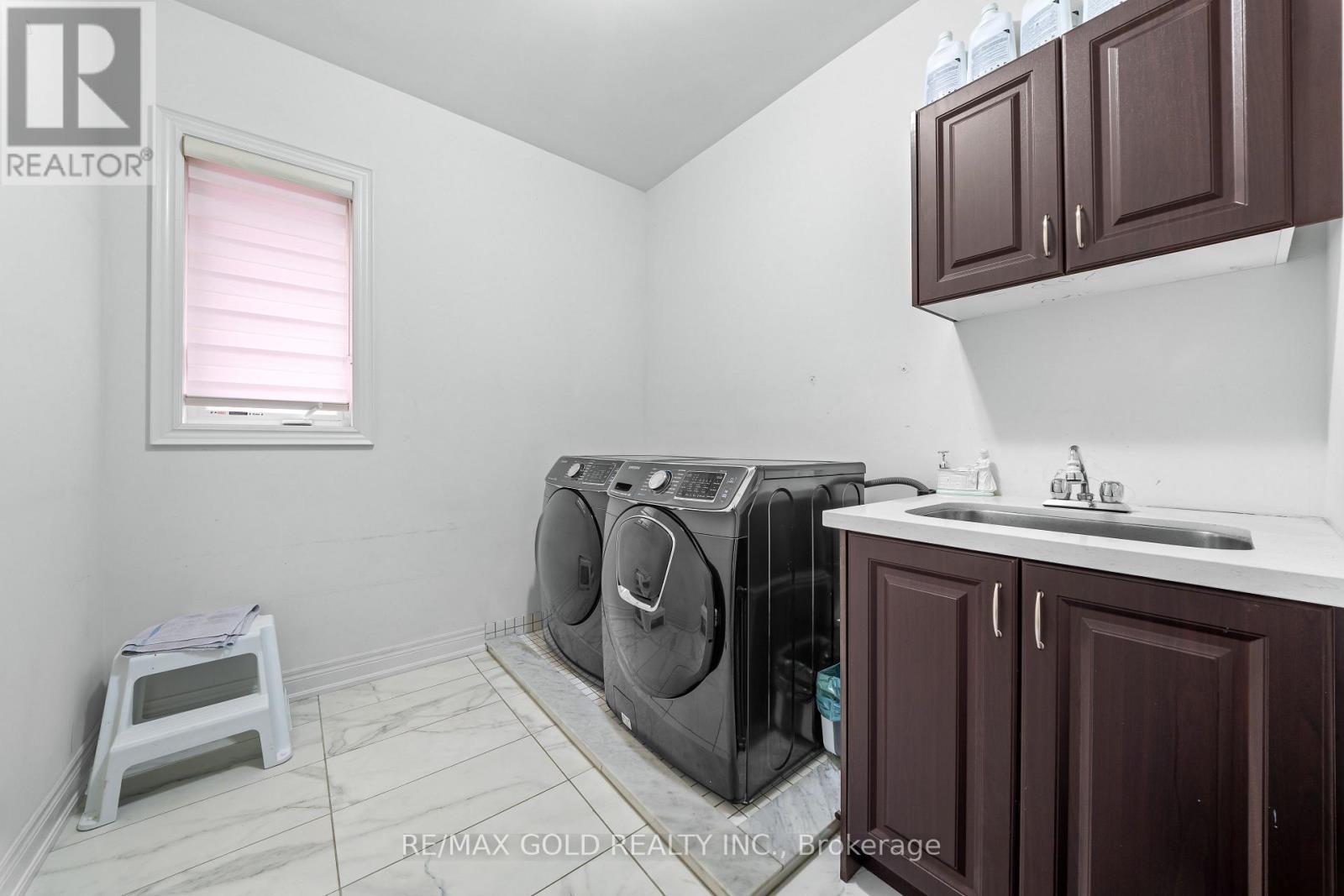 73 SQUIRE ELLIS DRIVE - 15