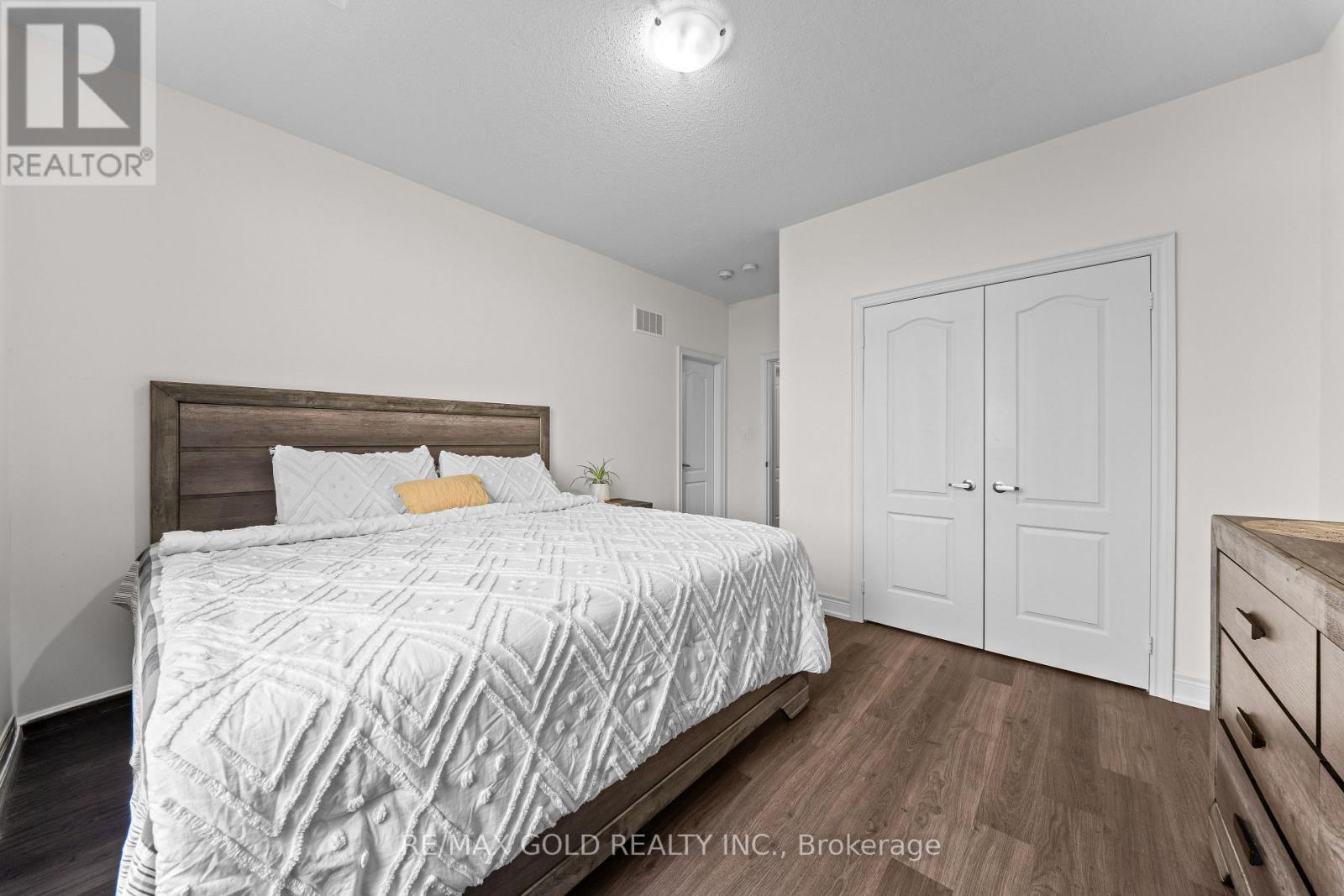 73 SQUIRE ELLIS DRIVE - 19