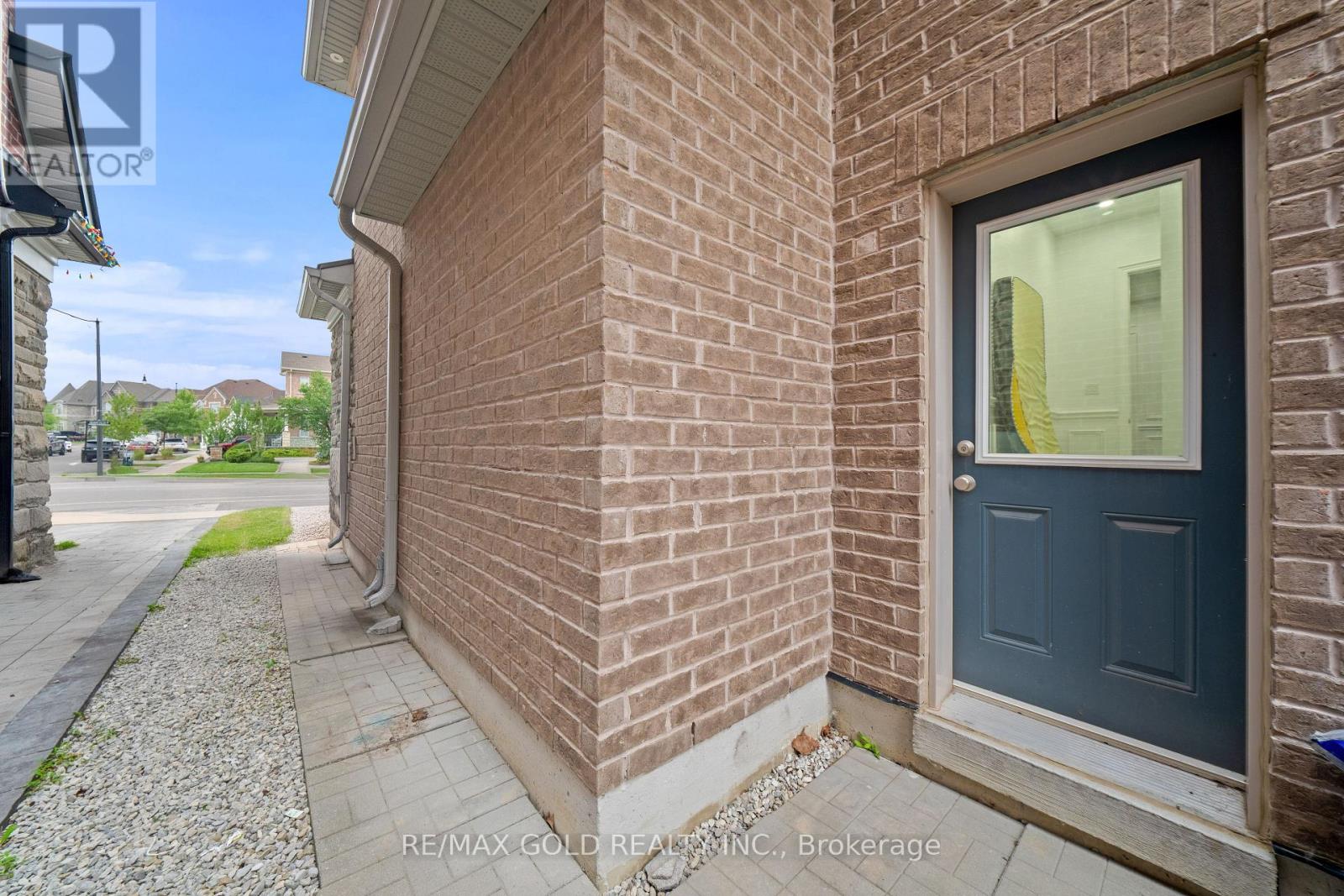 73 SQUIRE ELLIS DRIVE - 24