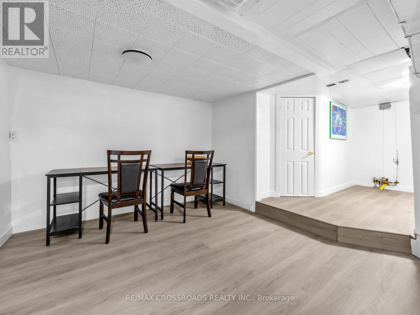 80 GRAY AVENUE - 25