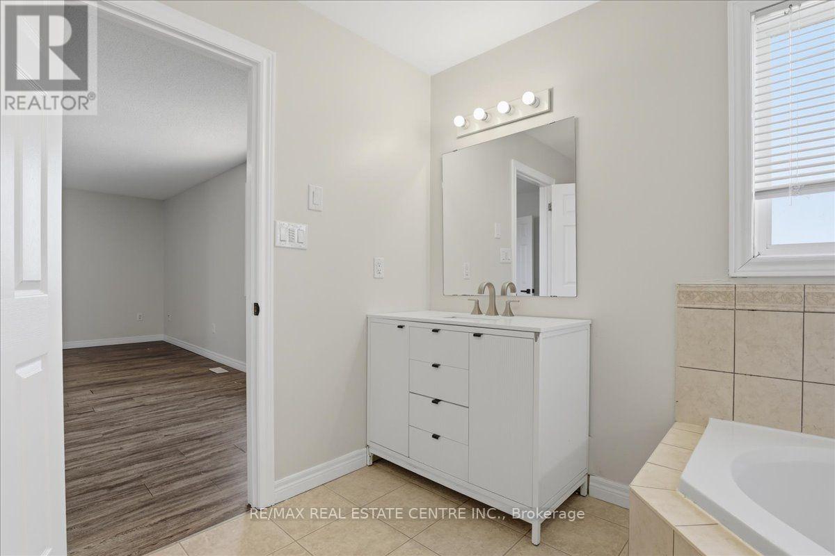 43 DECARO CRESCENT - 22