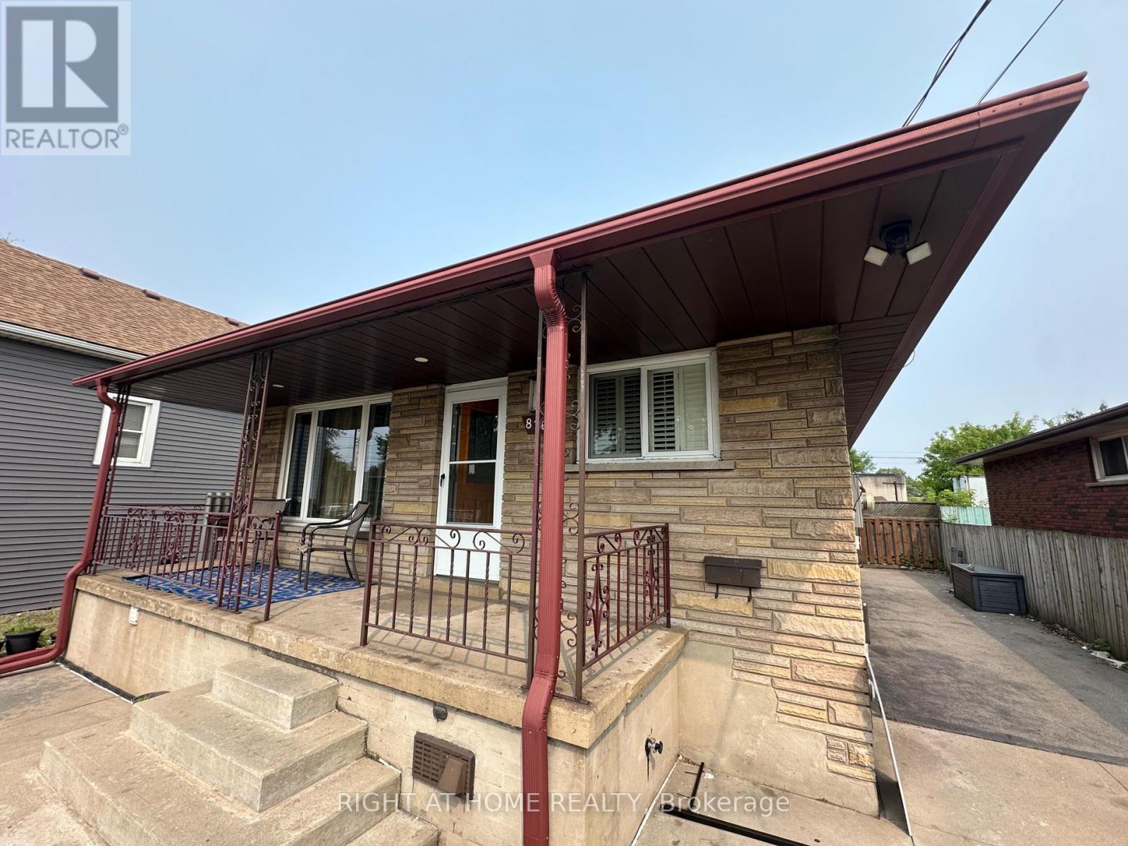 816 DUNN AVENUE N - 1