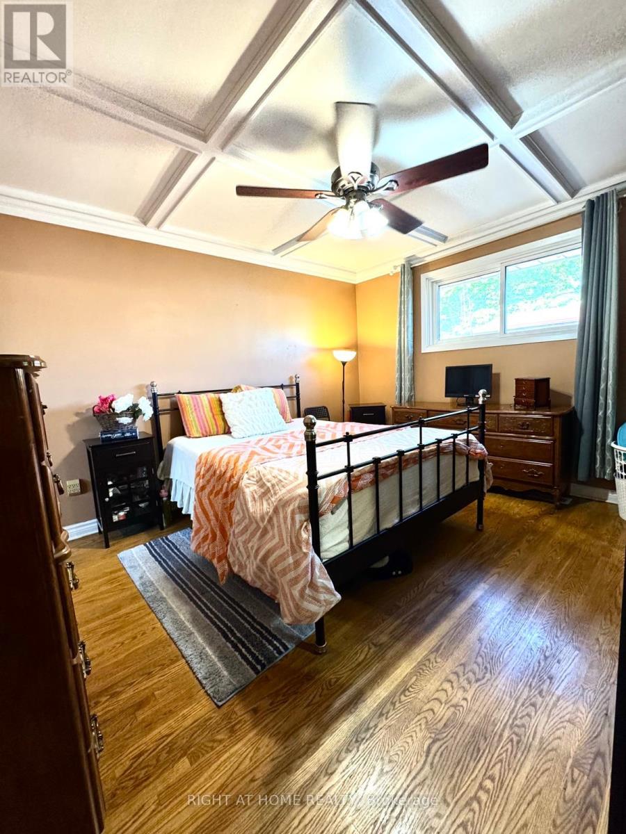 816 DUNN AVENUE N - 11