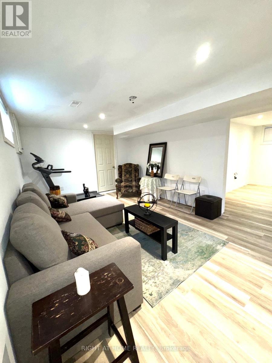 816 DUNN AVENUE N - 19