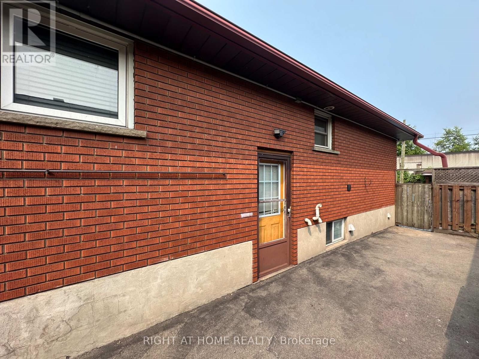 816 DUNN AVENUE N - 3