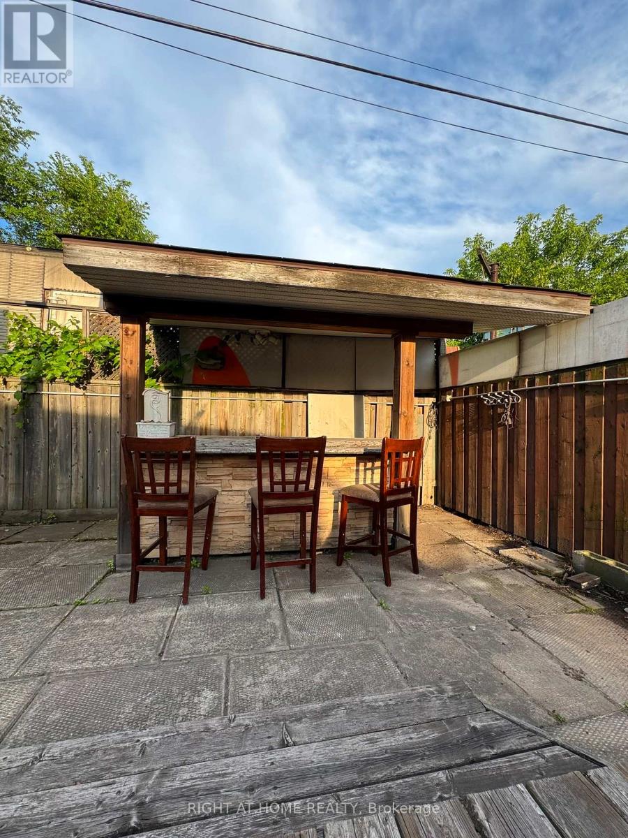 816 DUNN AVENUE N - 33