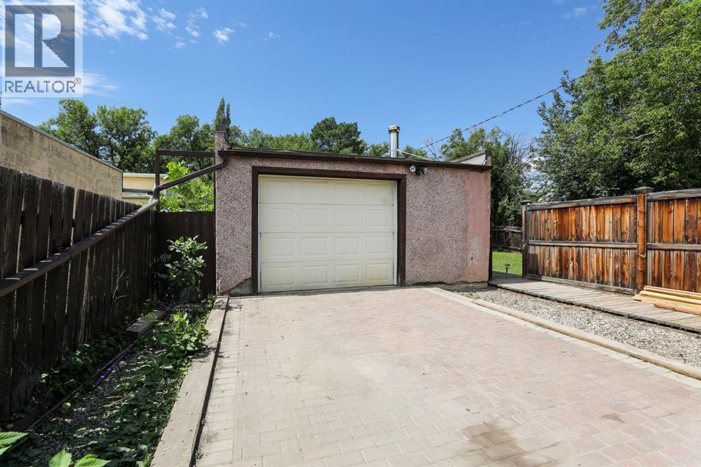 819 5 Street S - 34