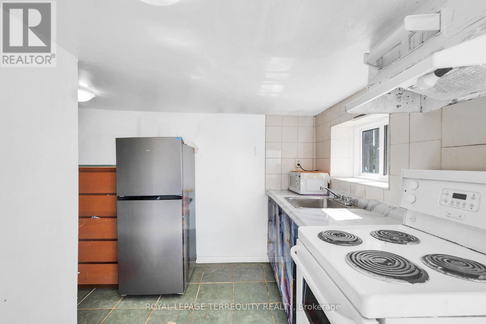 4 HARRIS PARK DRIVE - 27
