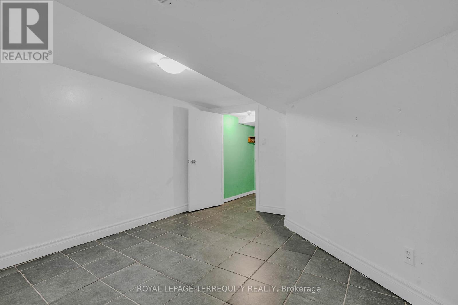 4 HARRIS PARK DRIVE - 33