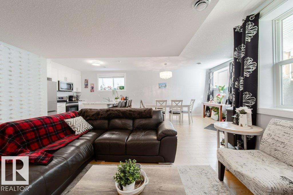 8731 85 AV NW - 24