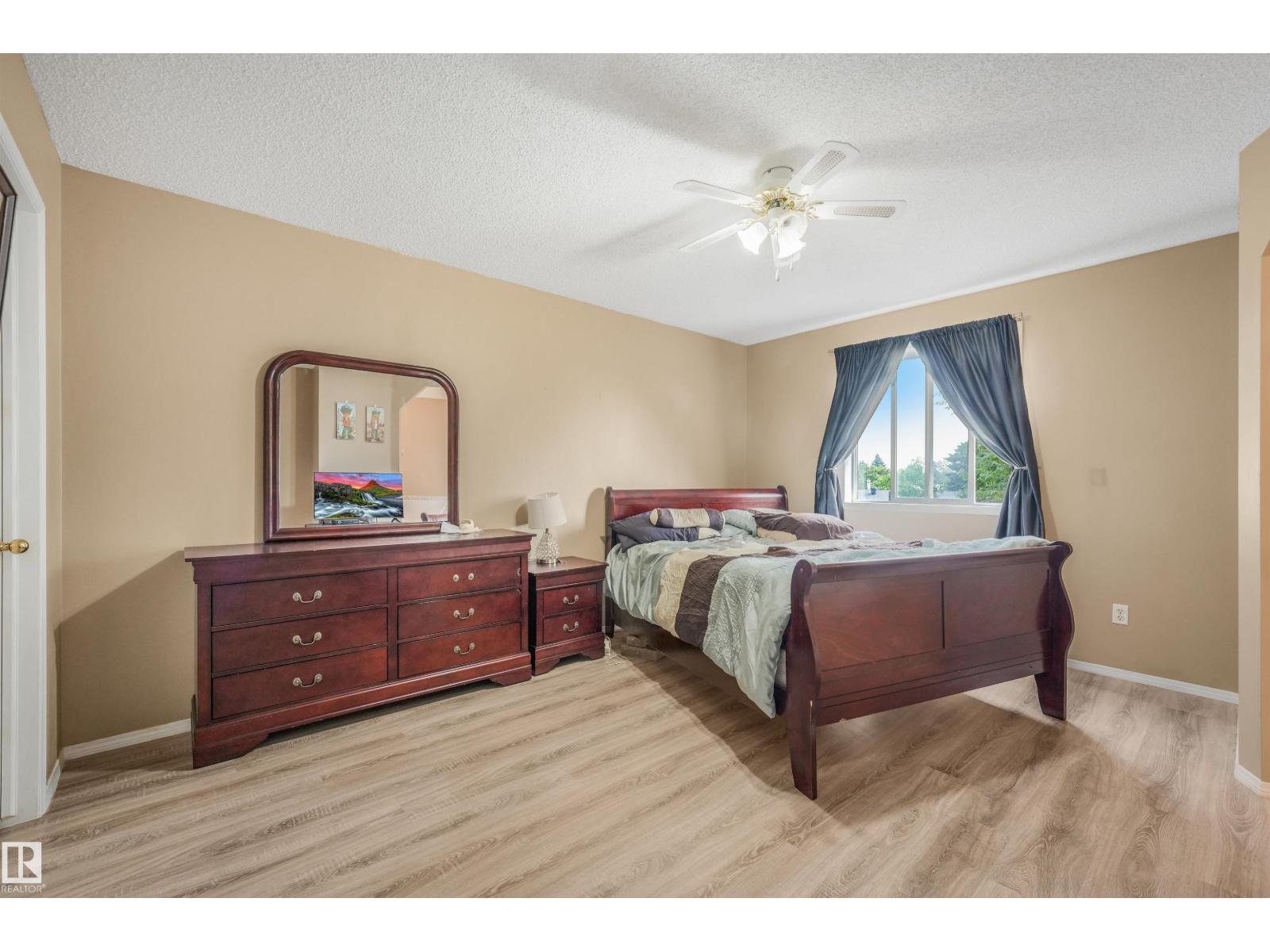 #19 15215 126 ST NW - 12