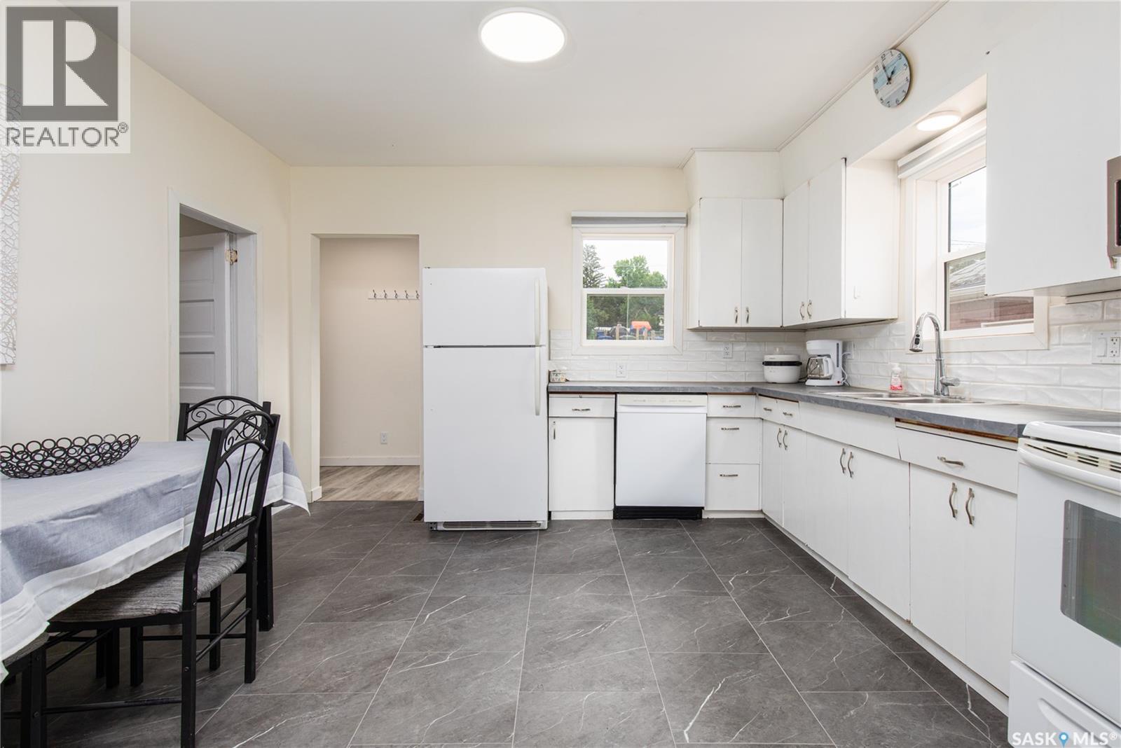 964 Athabasca STREET W - 10