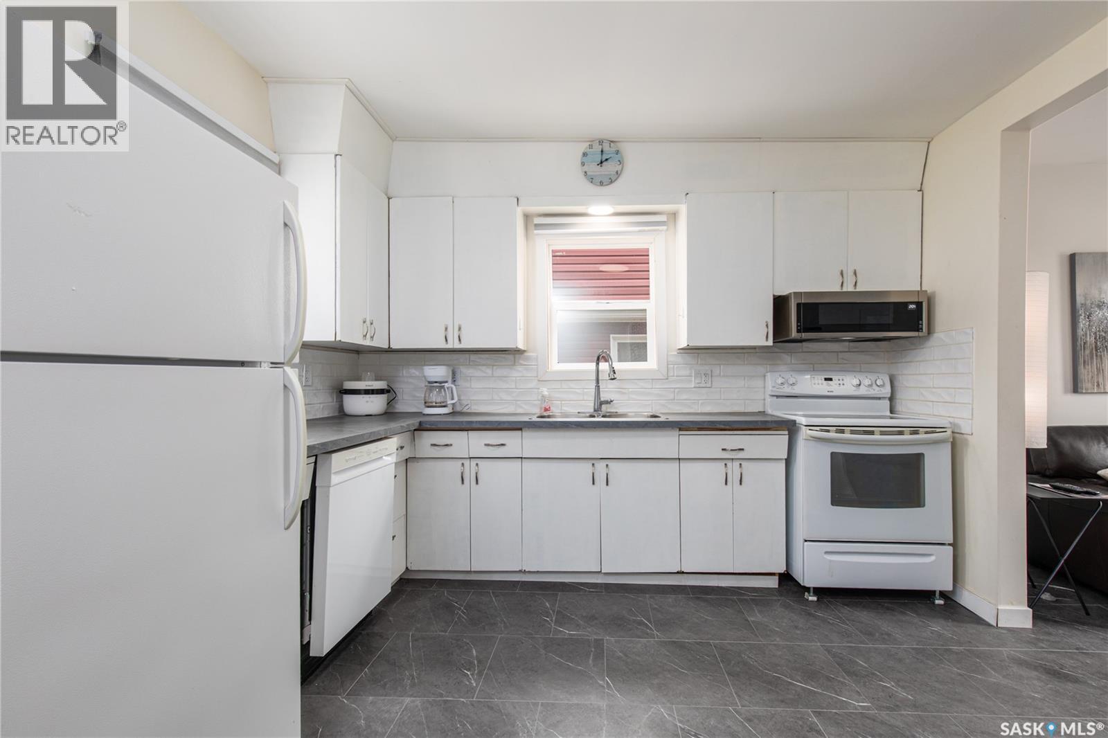 964 Athabasca STREET W - 13