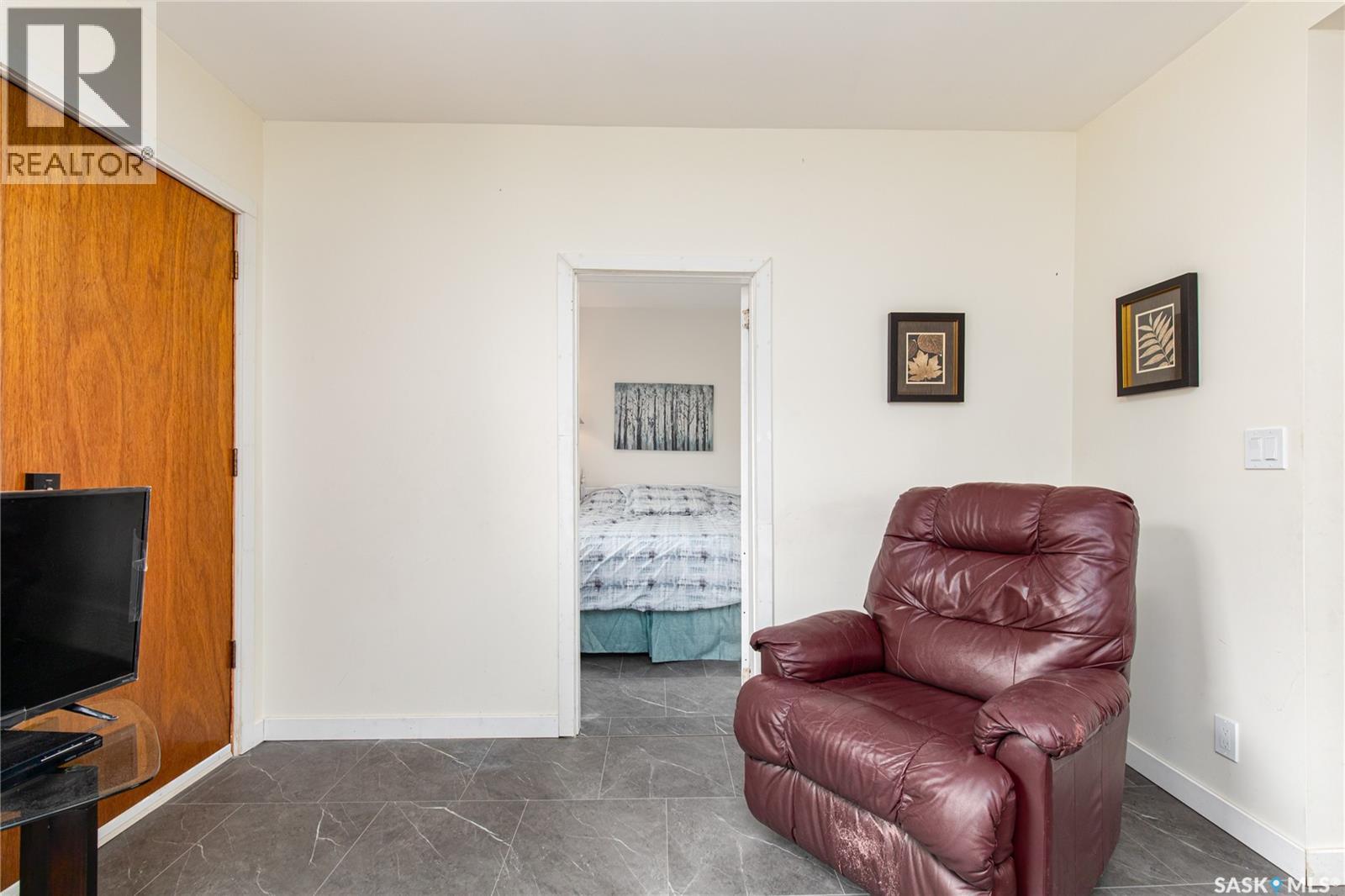 964 Athabasca STREET W - 6