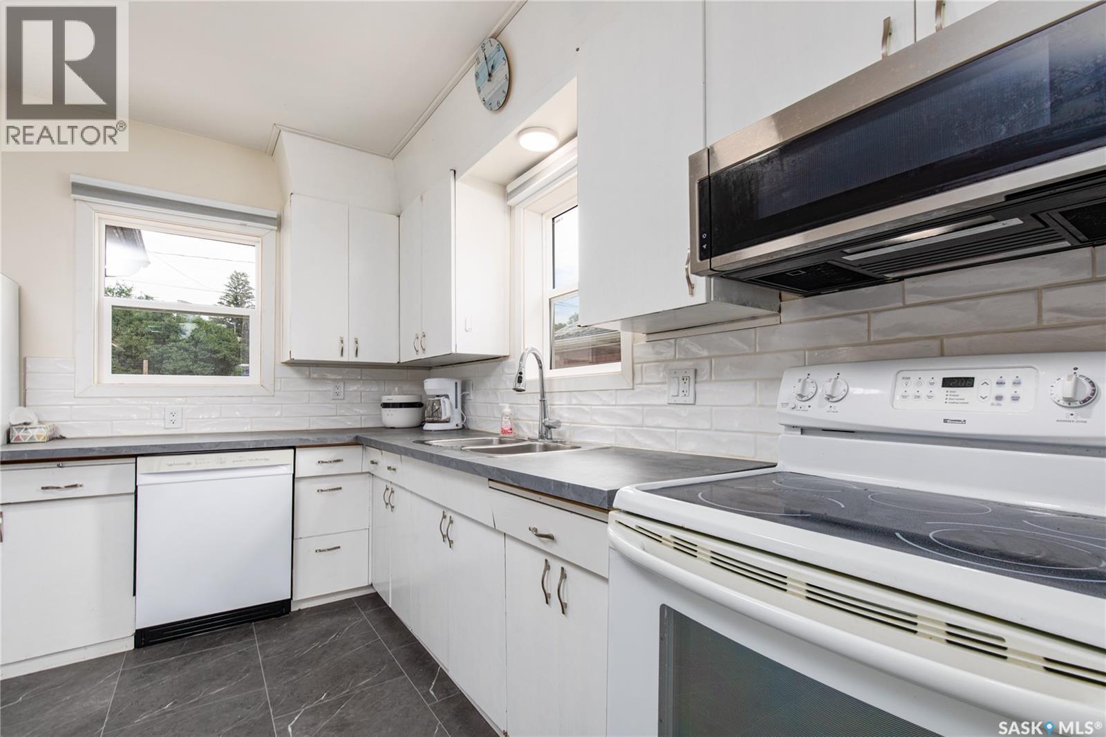 964 Athabasca STREET W - 11
