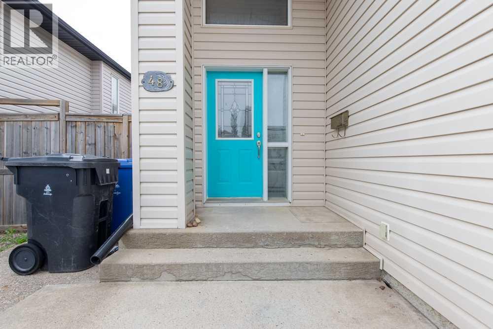 48 Blackfoot Court W - 3