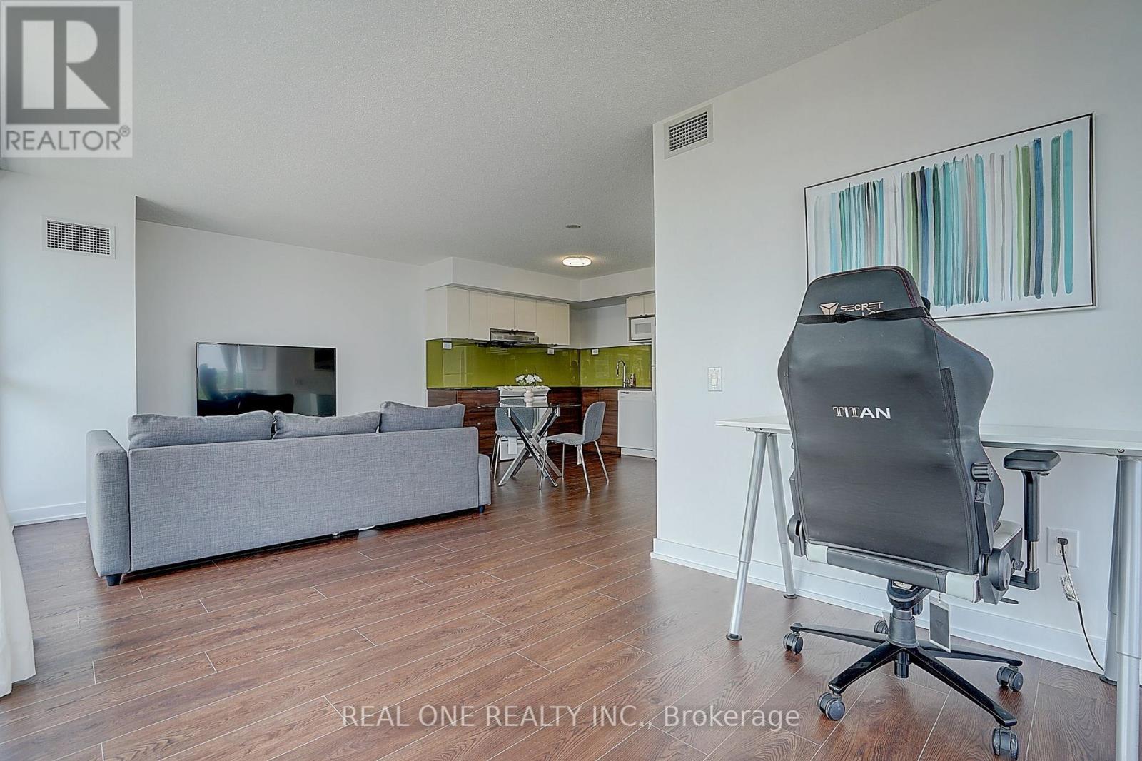 #1501 121 MCMAHON DRIVE - 18