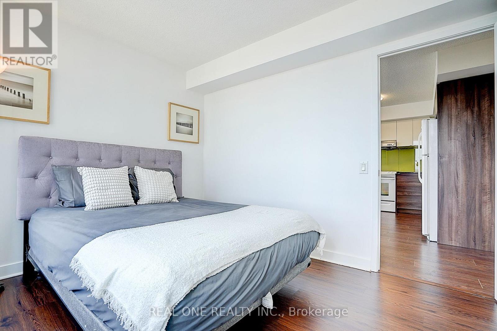#1501 121 MCMAHON DRIVE - 21