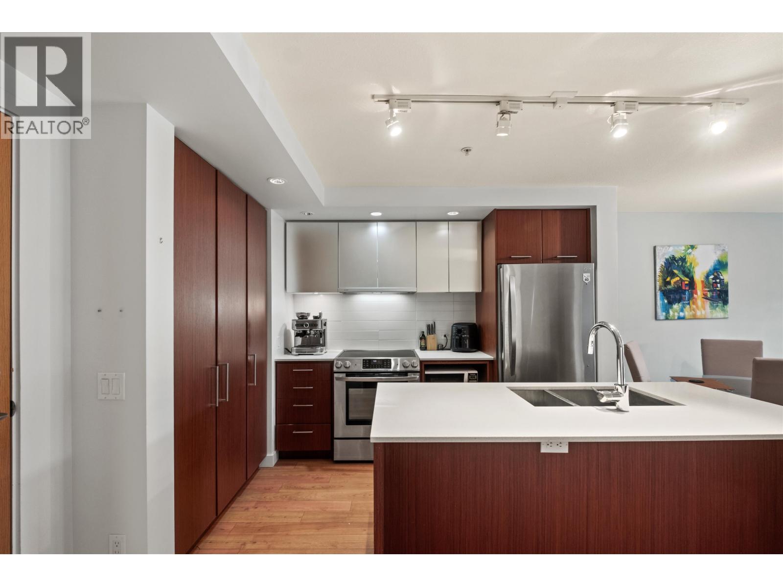 414 221 E 3RD STREET — photo 4