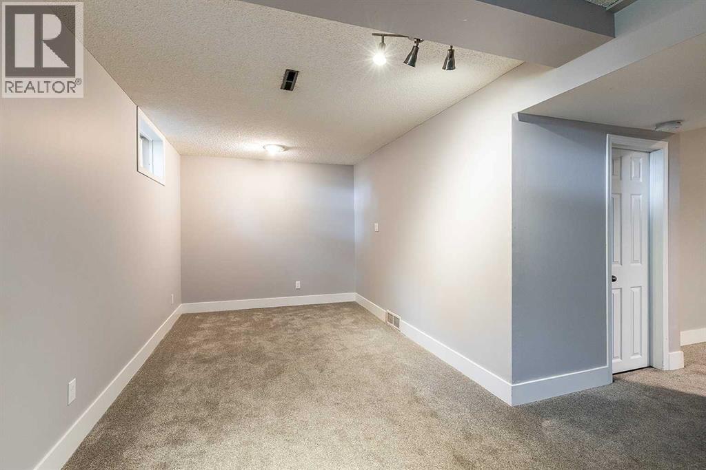 549 2 Street NW - 36
