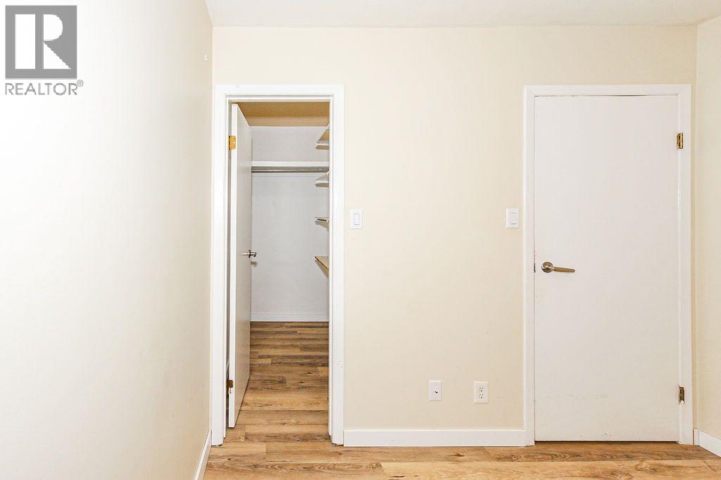 5226 42 Street - 16
