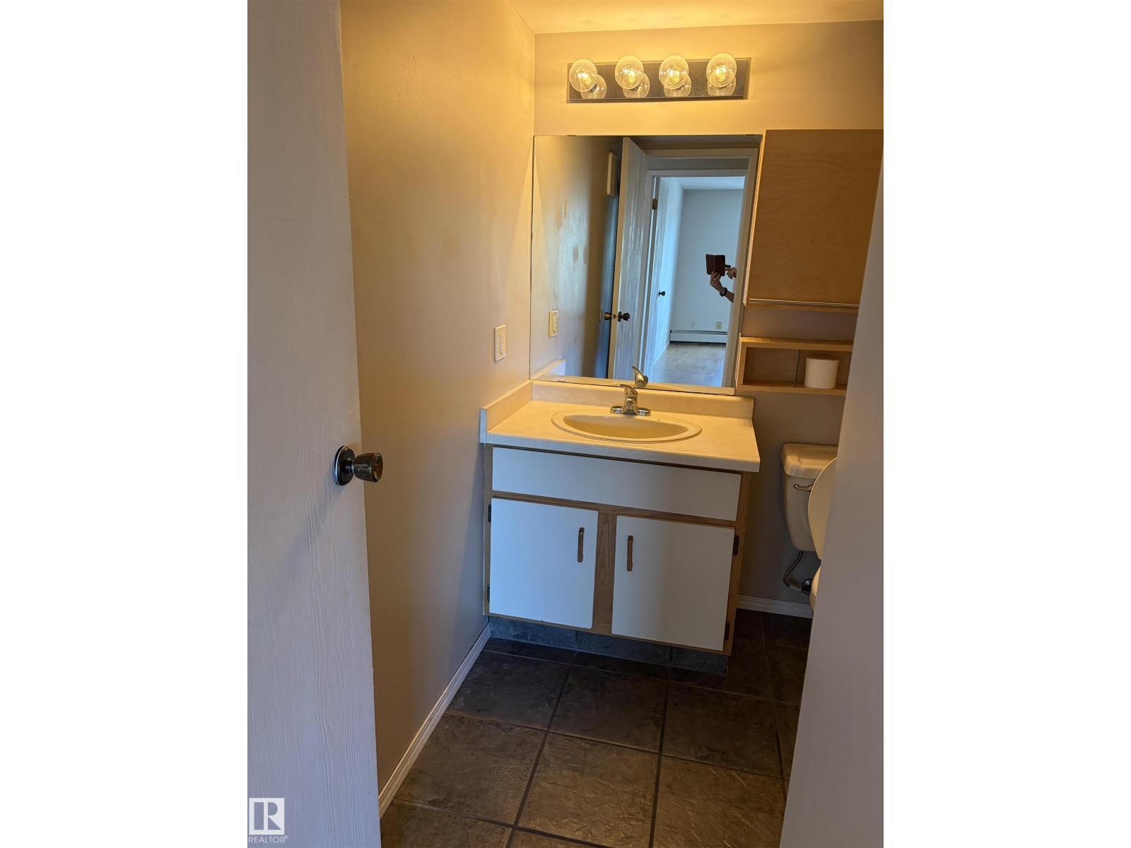 #304 9854 88 AV NW - 13