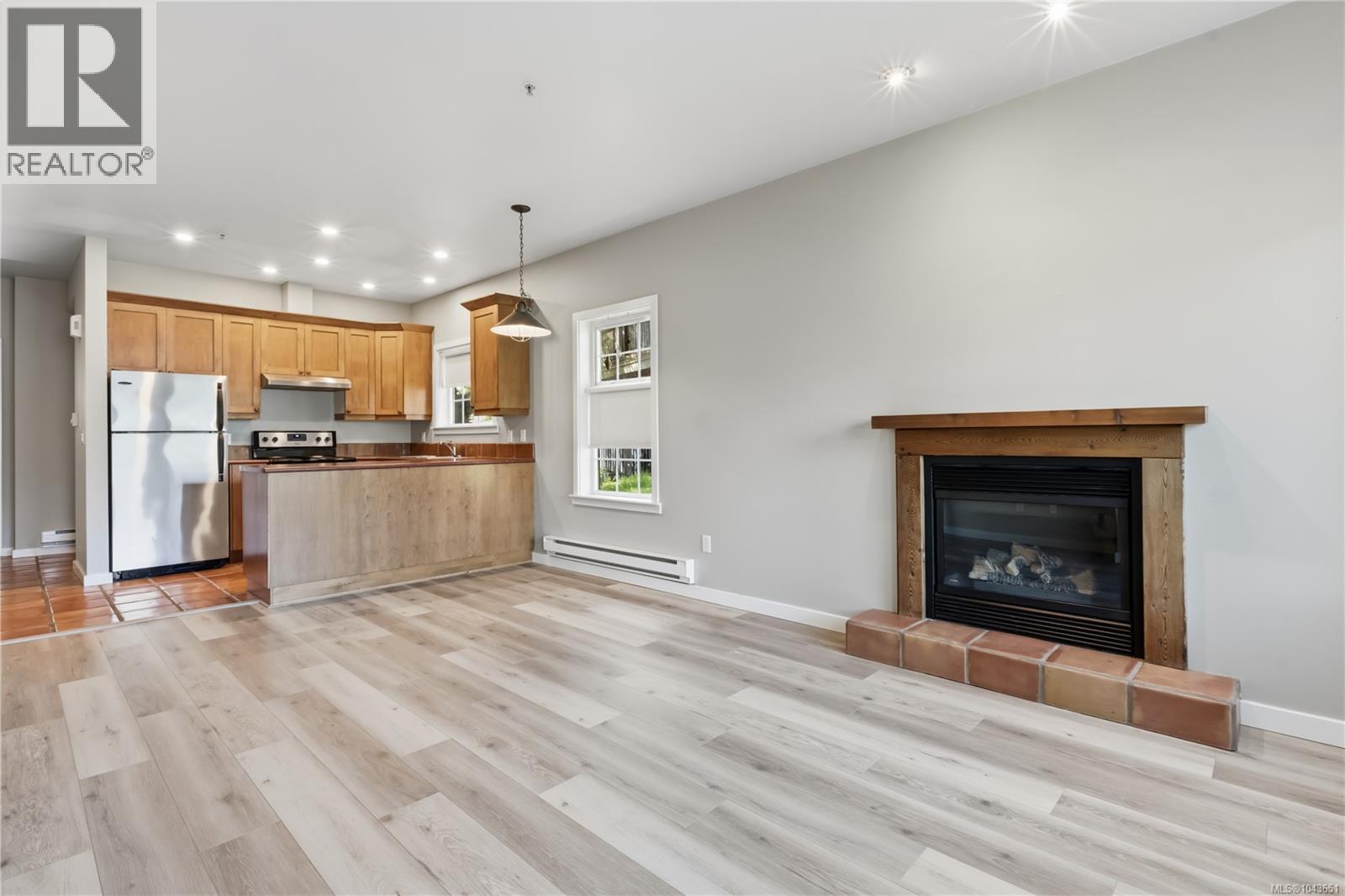 #401 1971 Harbour Dr - 21