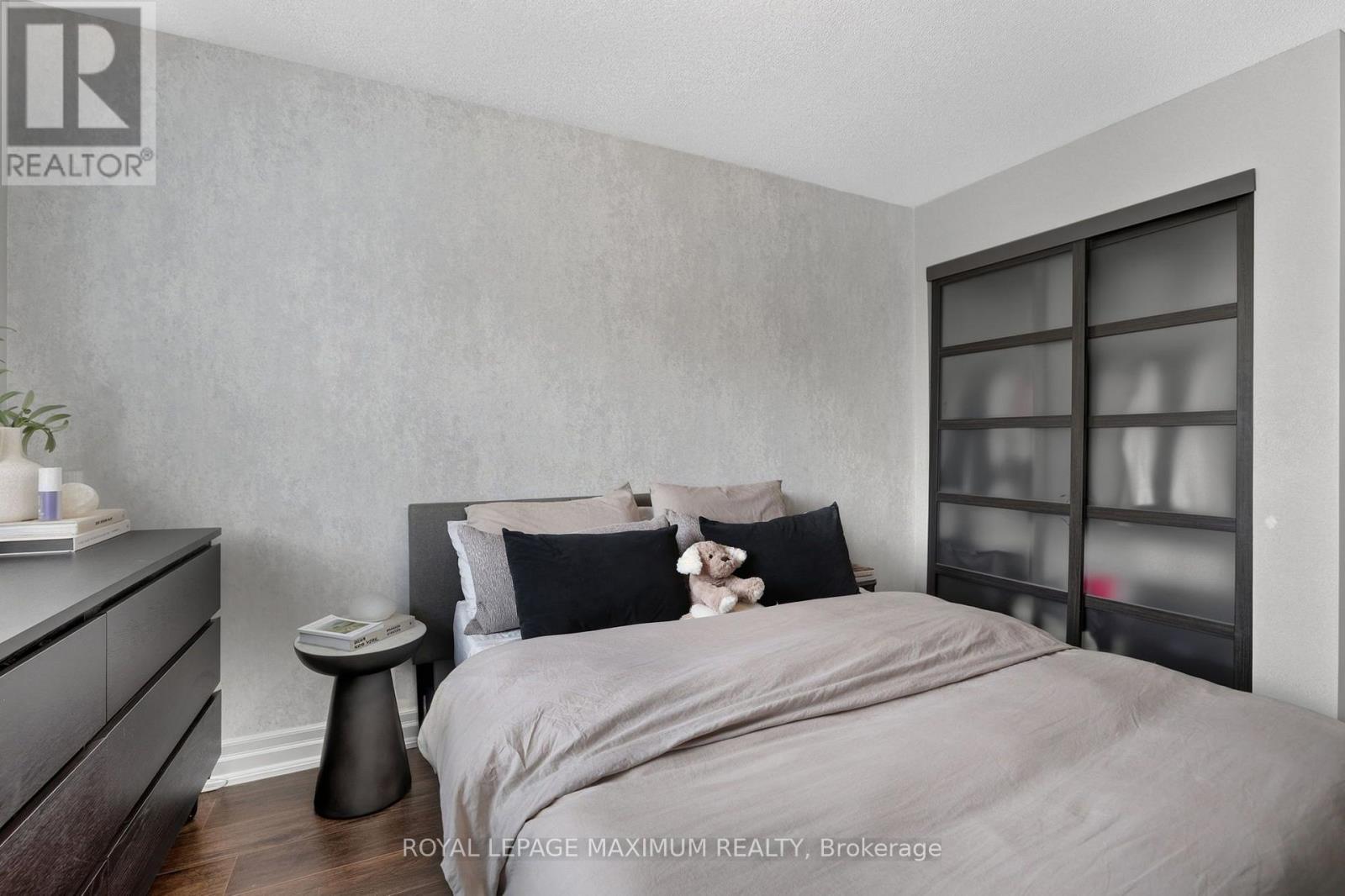 6 JENSEN COURT - 26