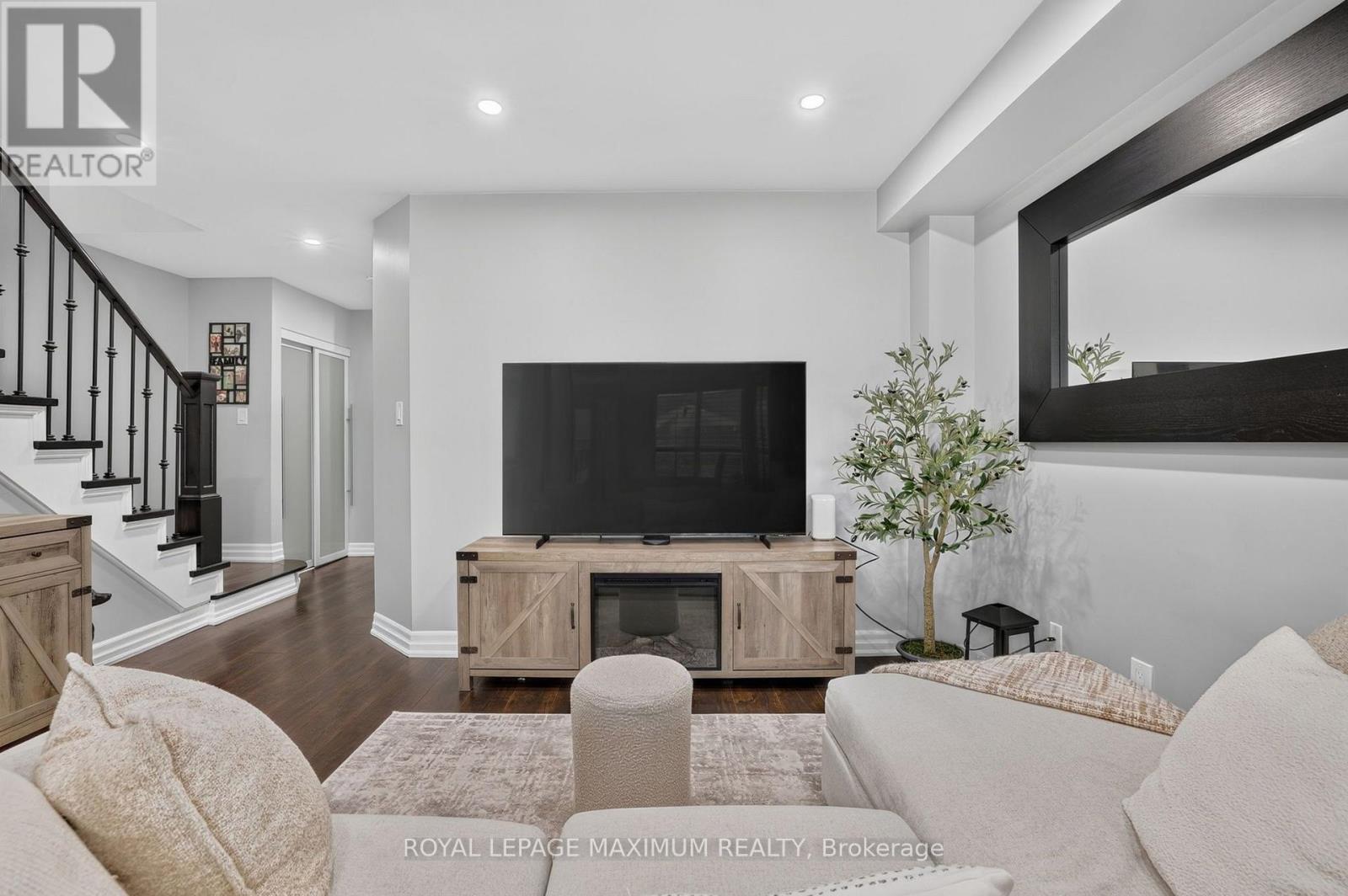 6 JENSEN COURT - 7