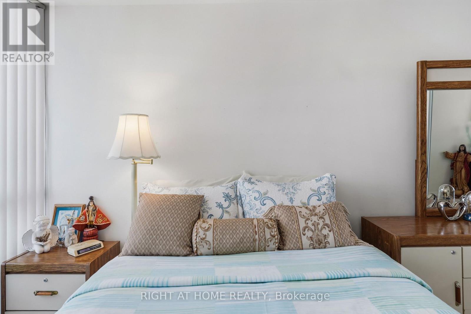 #1007 1359 RATHBURN ROAD E - 19