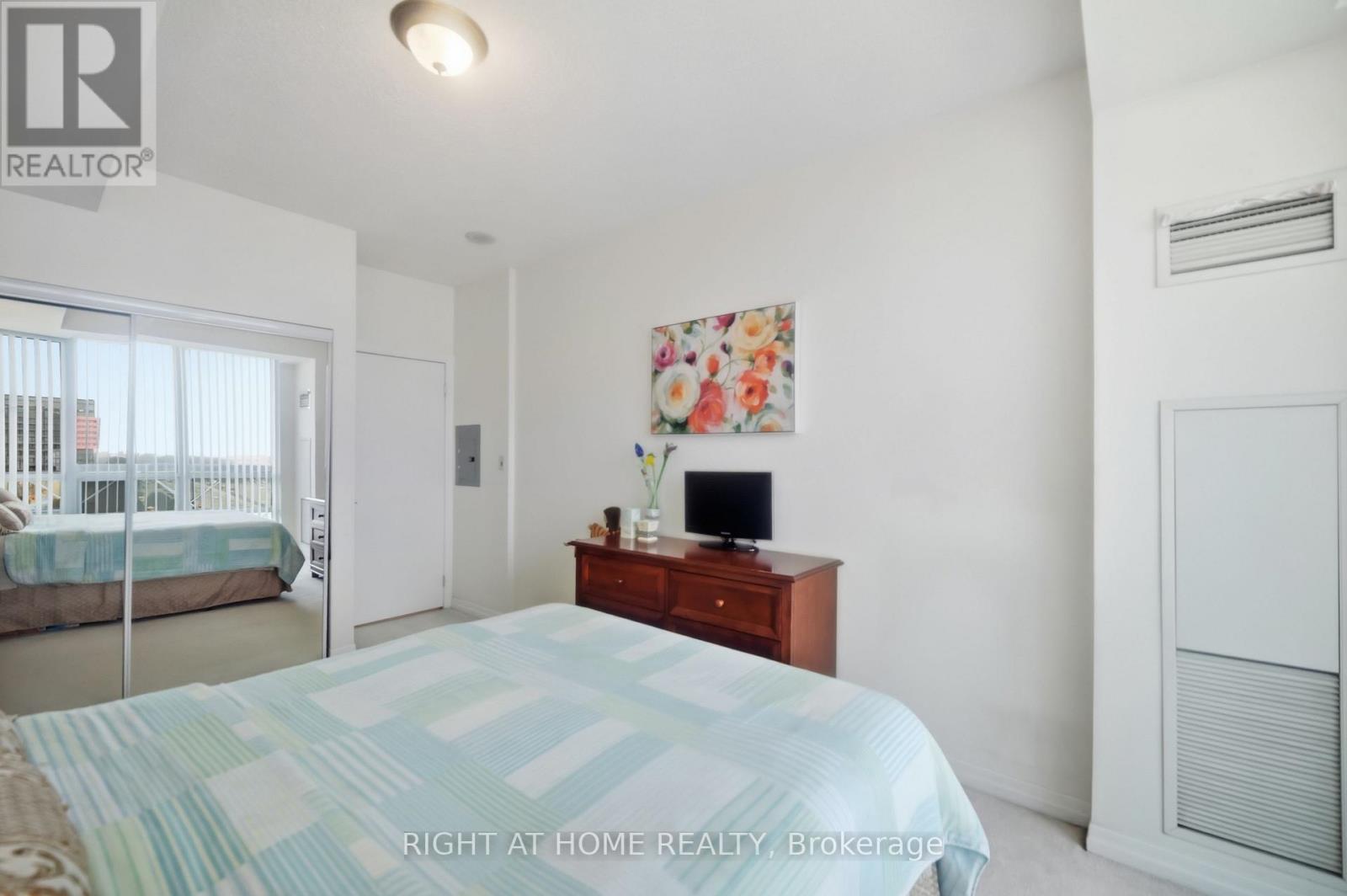 #1007 1359 RATHBURN ROAD E - 21
