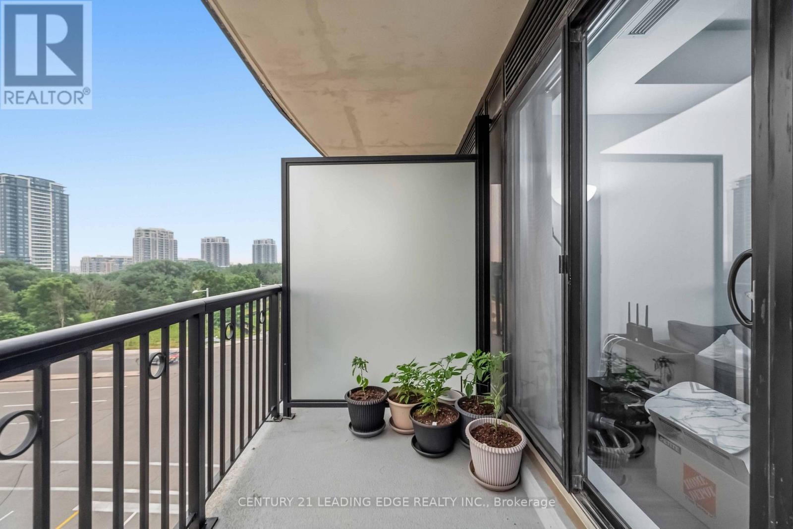 #405 151 UPPER DUKE CRESCENT - 25
