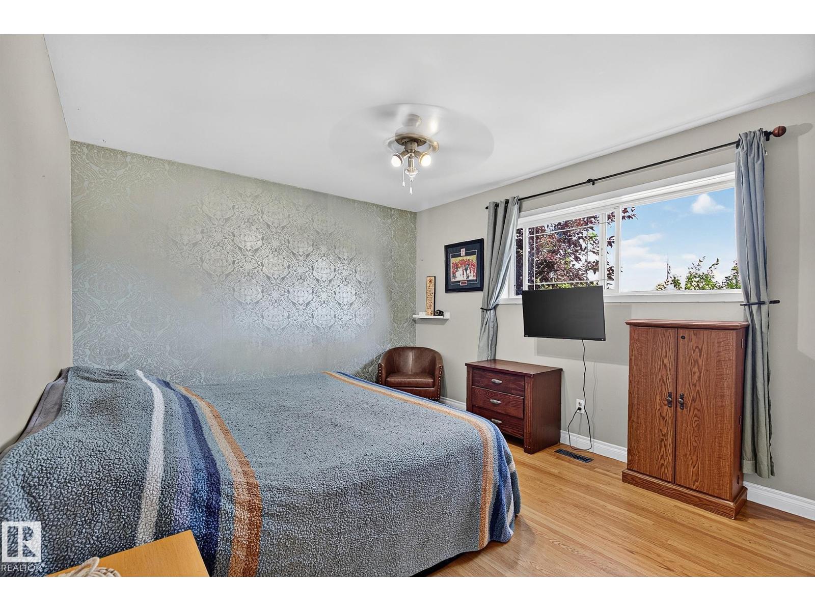 7703 134 AV NW - 18