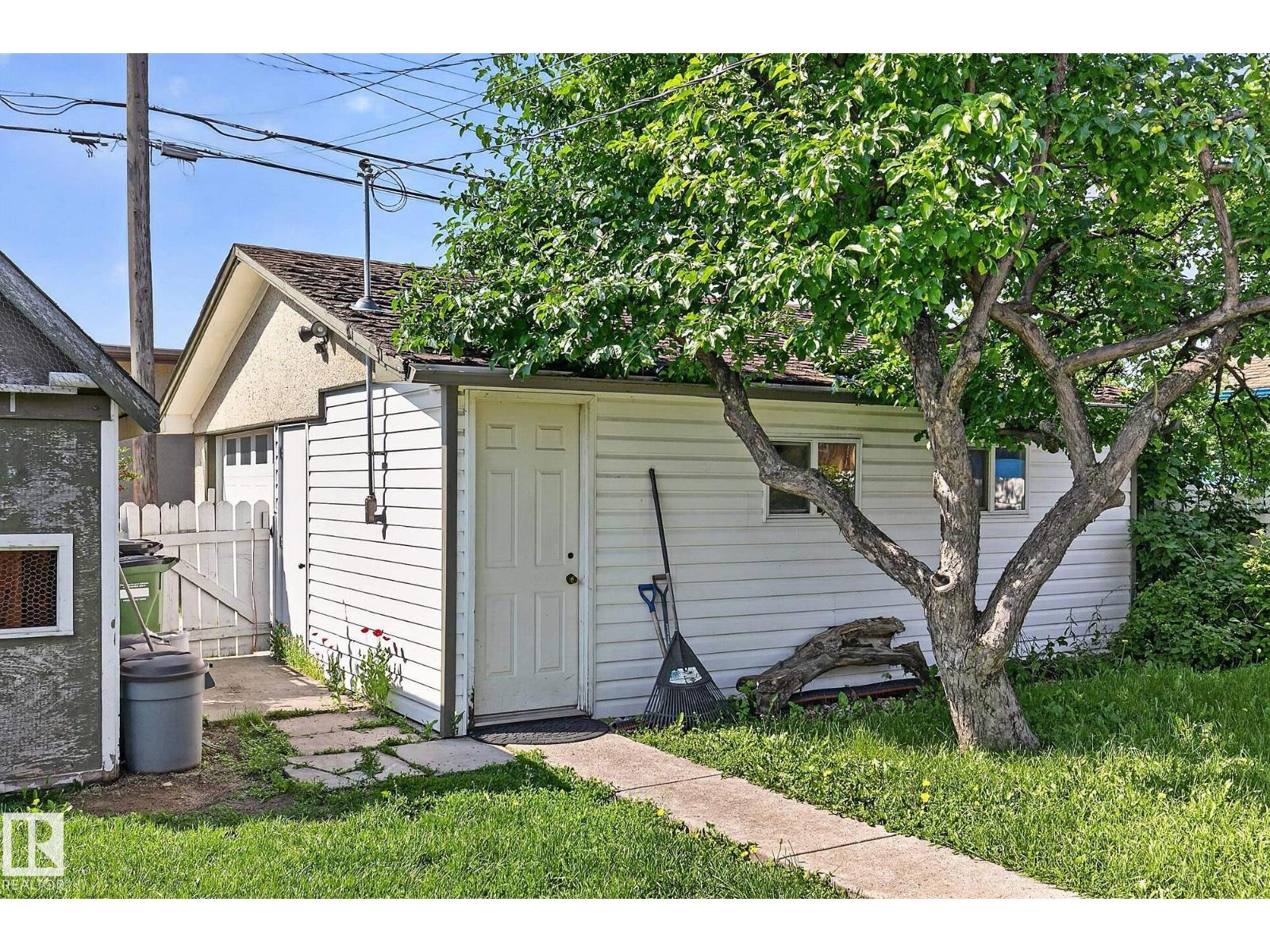 7703 134 AV NW - 30