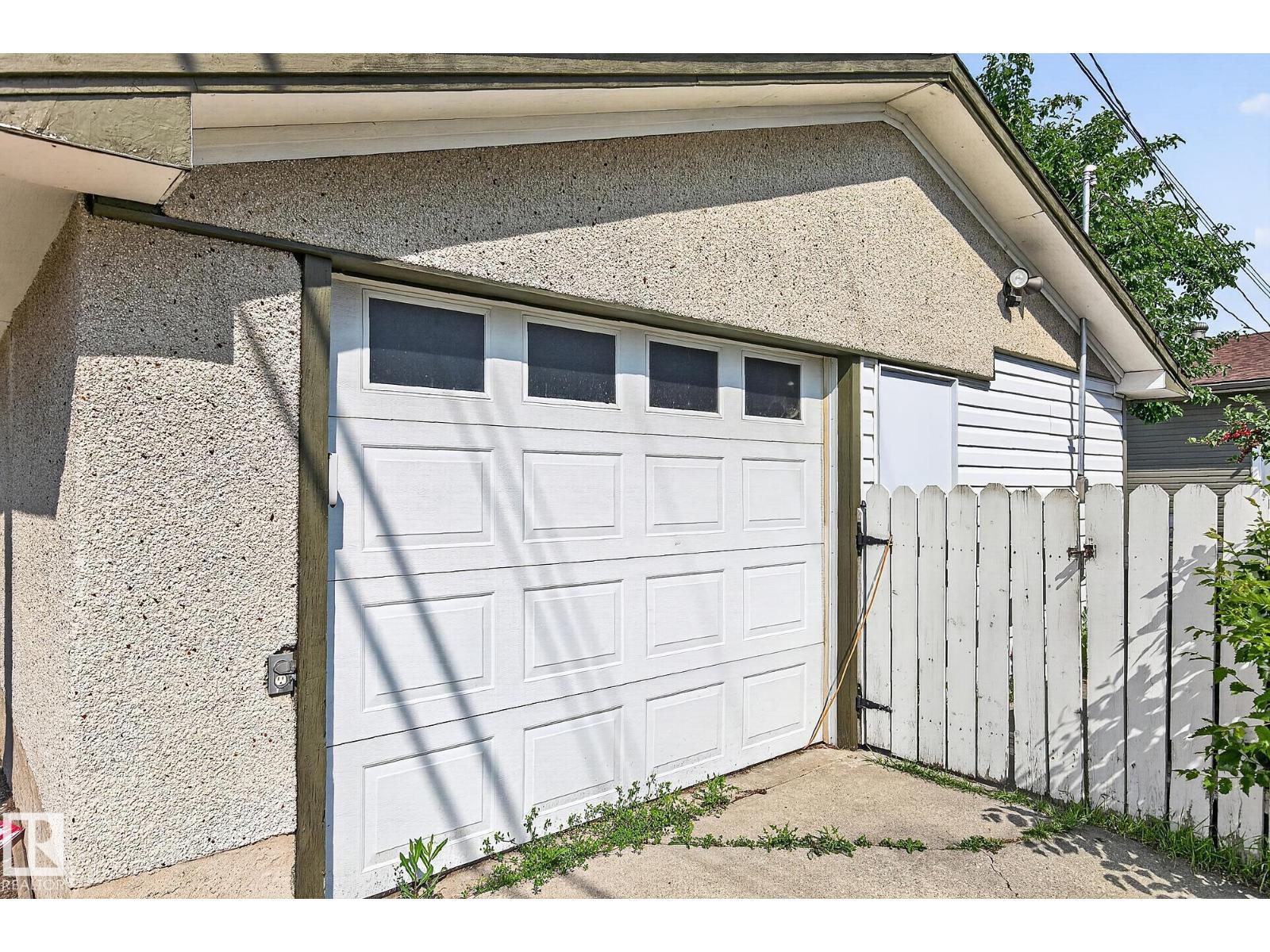 7703 134 AV NW - 35