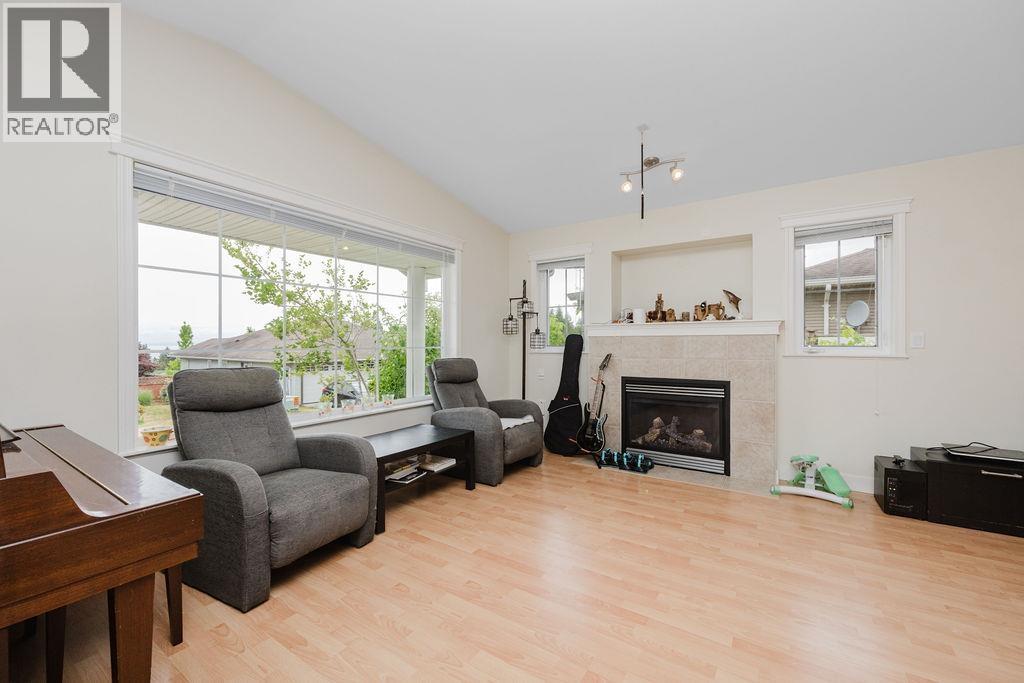 5687 EMILY WAY, Sechelt
