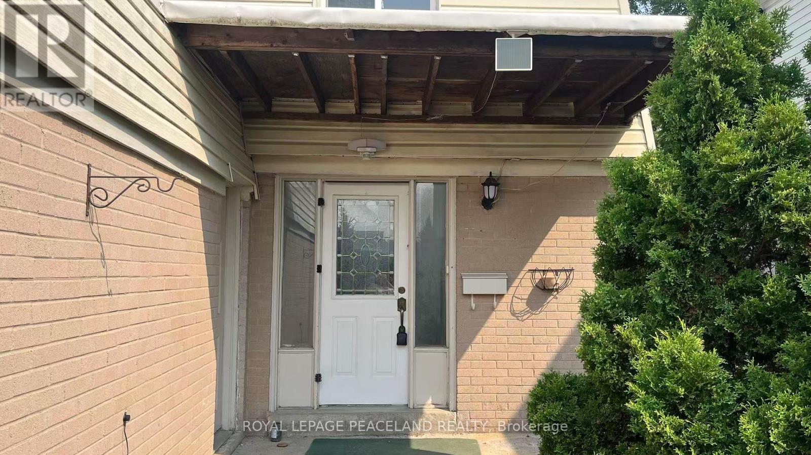 711 IRWIN CRESCENT - 2
