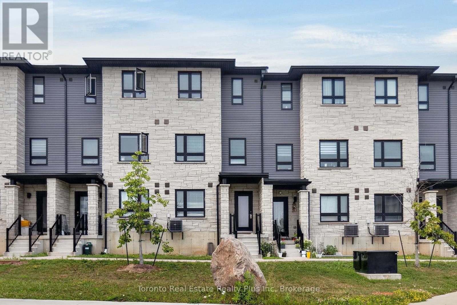 10 - 51 SPARROW AVENUE — photo 3