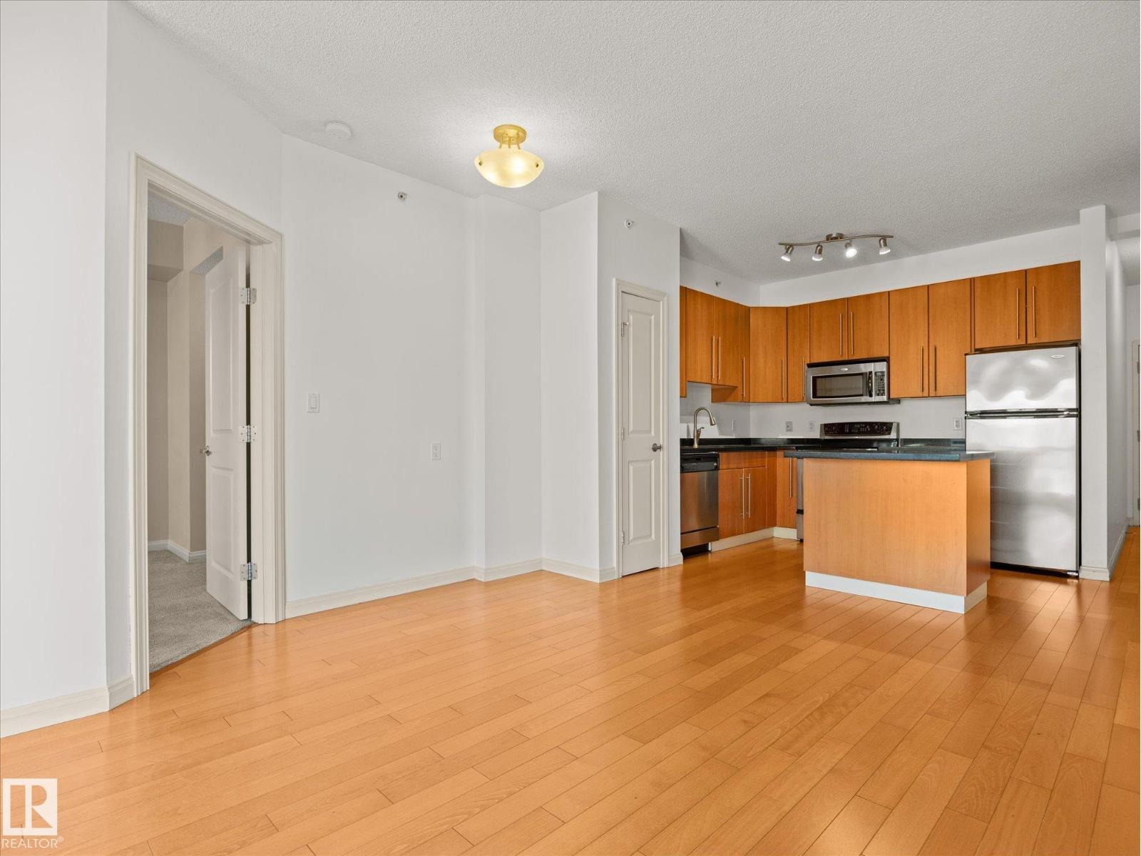 #707 9819 104 ST NW - 14