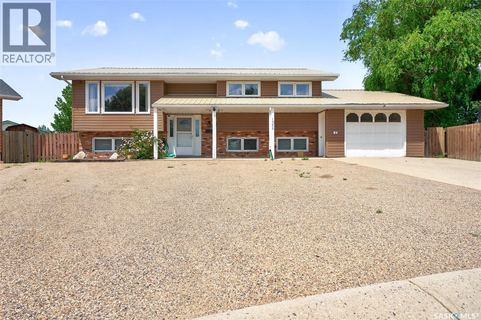 1355 Manitou CRESCENT - 1