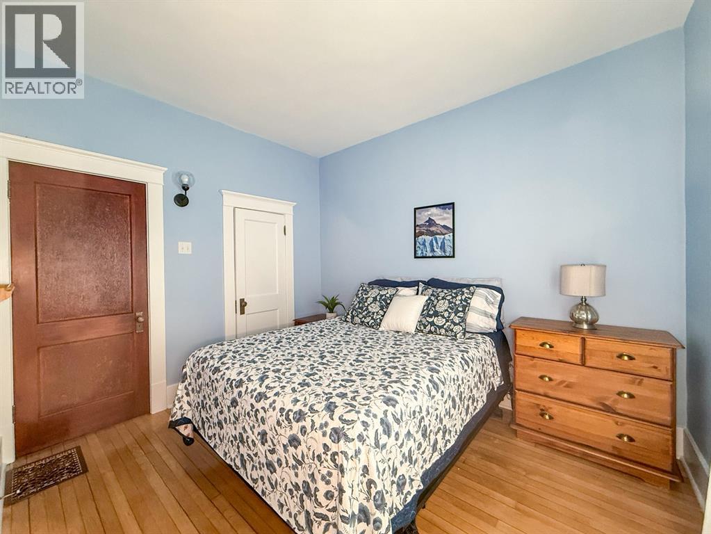 114 COLLEGE N AVENUE North - 11