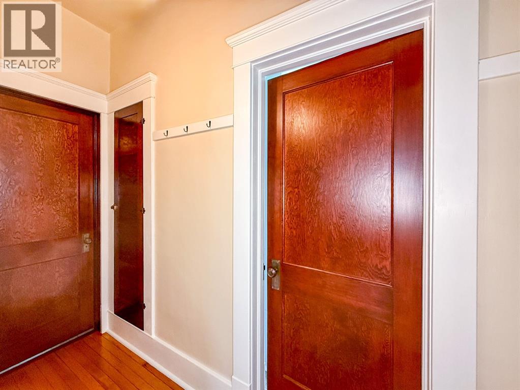 114 COLLEGE N AVENUE North - 12