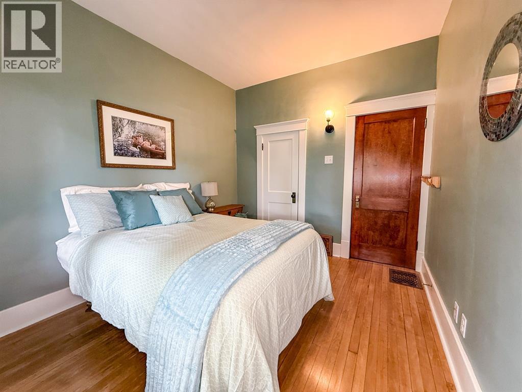 114 COLLEGE N AVENUE North - 14