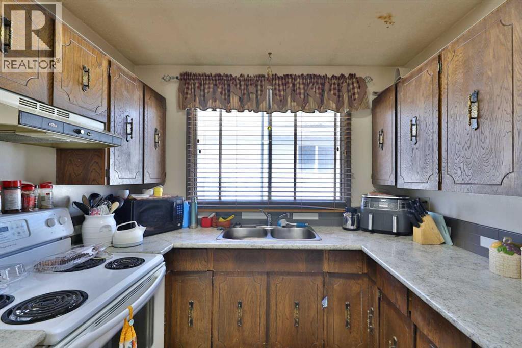 6403B 49 Avenue - 8
