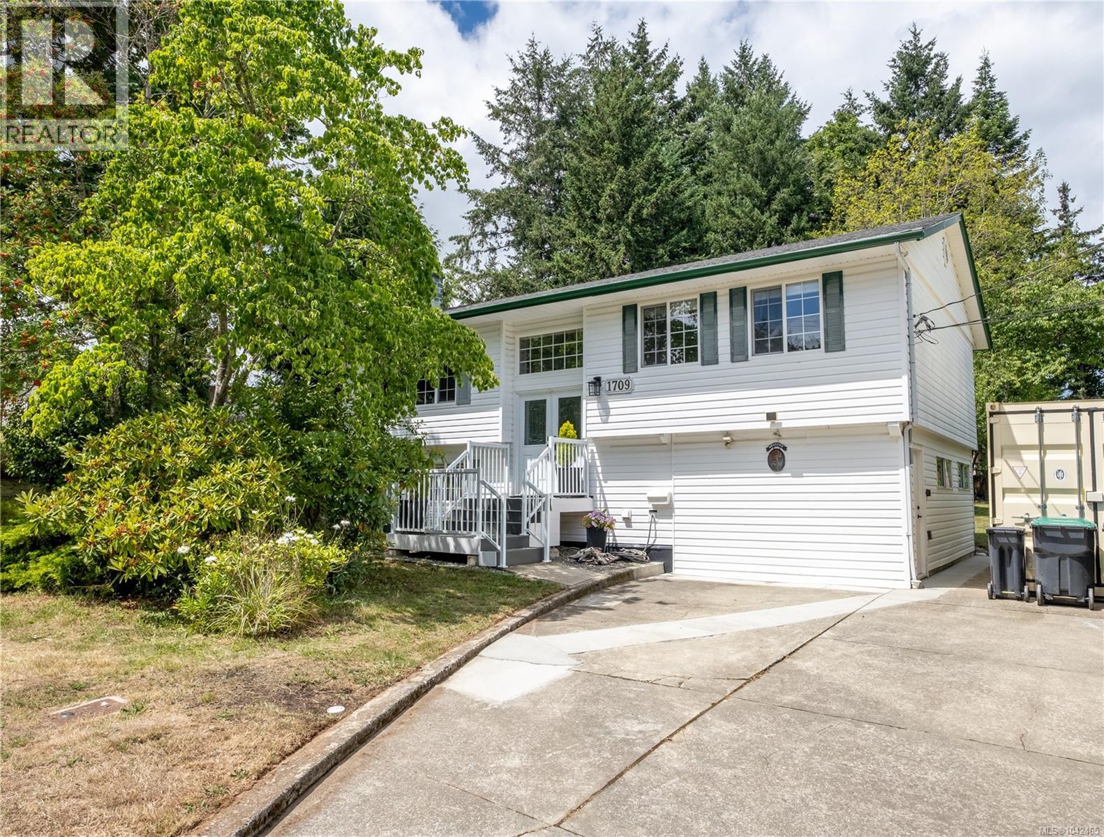 1709 Mahtmof Pl, Comox — photo 2