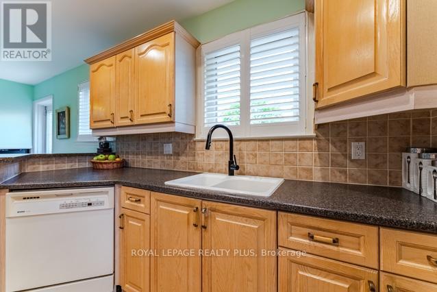 87 HULLMAR DRIVE - 14