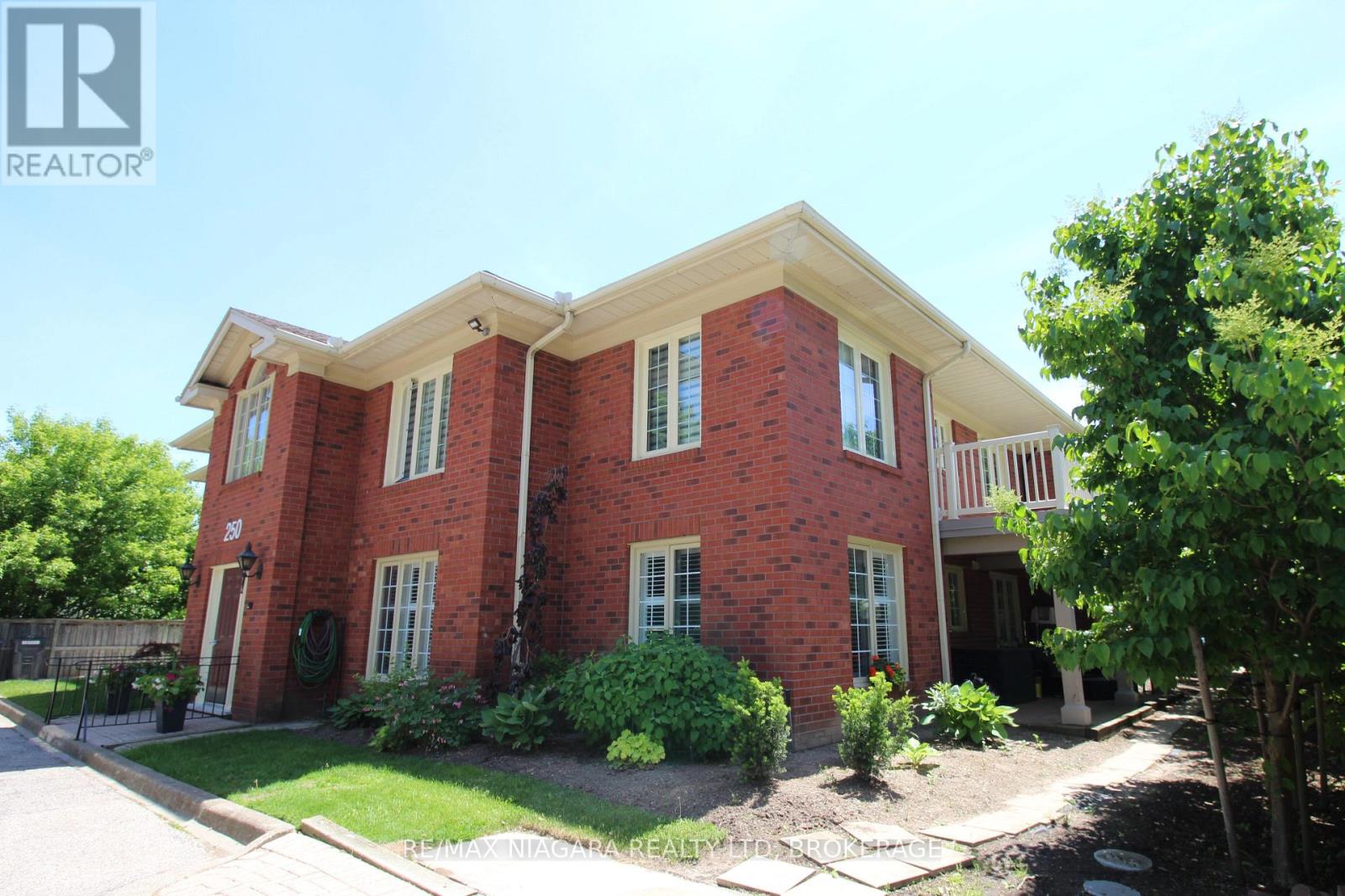 #202 250 LINWELL ROAD - 3