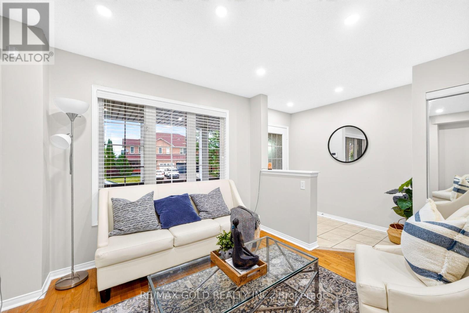 52 JUNCTION CRESCENT - 12
