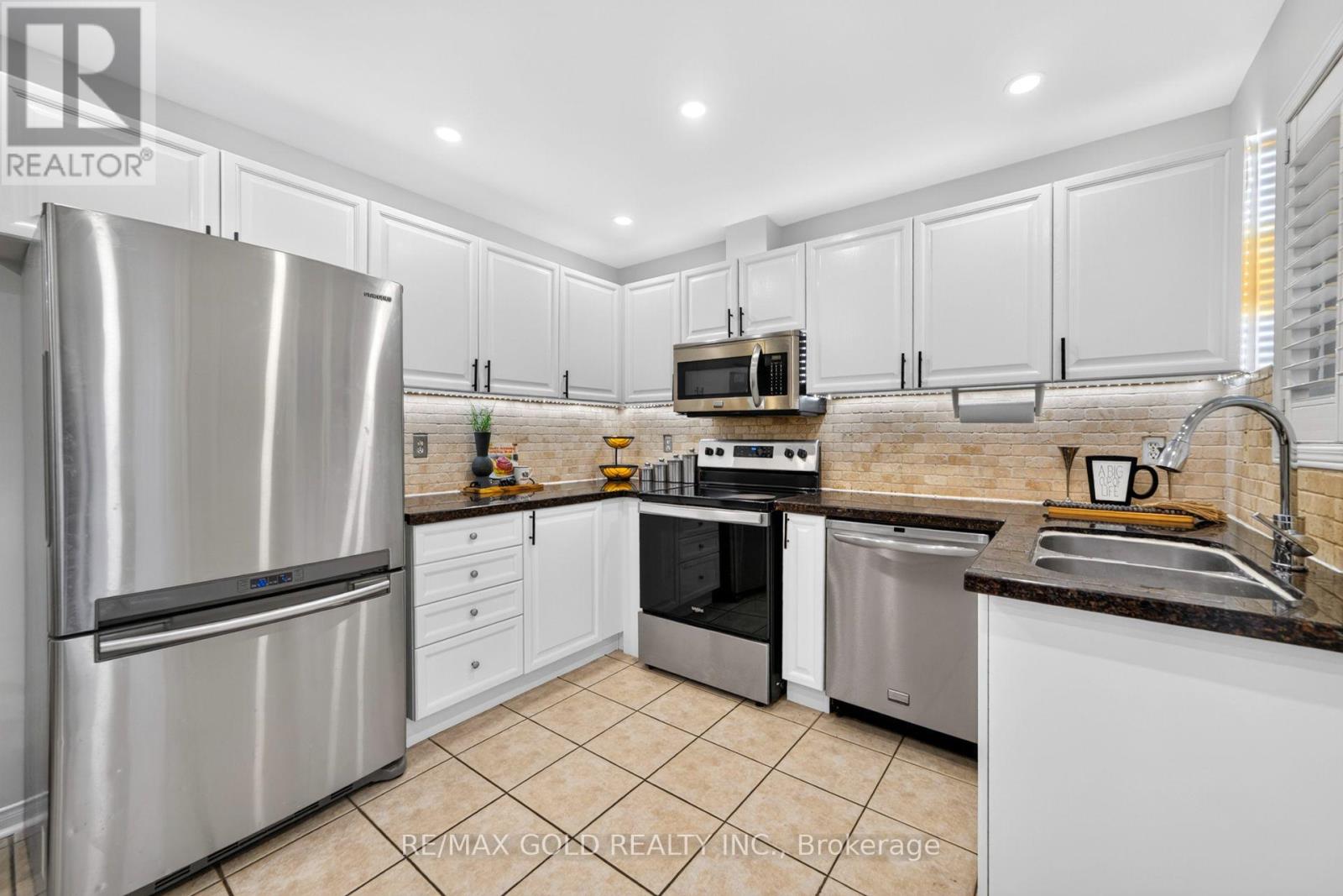 52 JUNCTION CRESCENT - 21